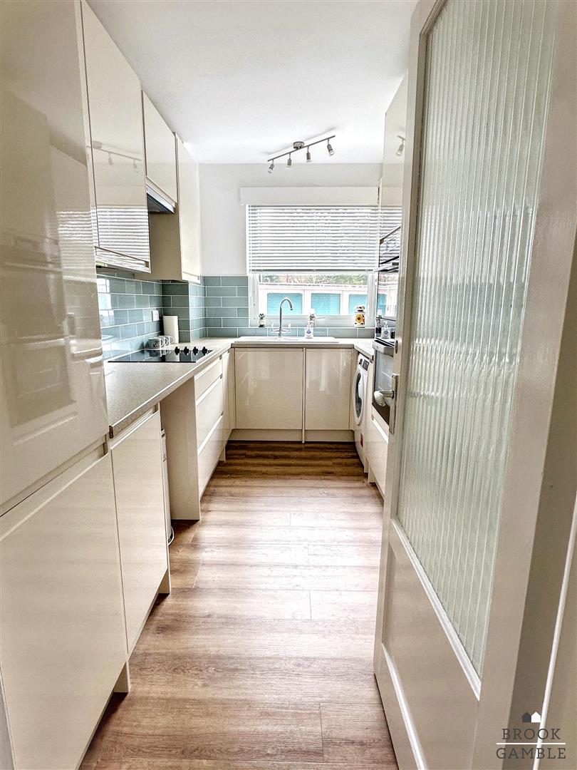 2 Bedroom Flat. Compton Place Road in Eastbourne,  6